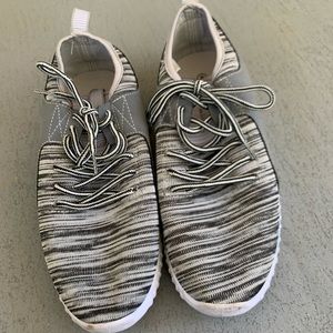 Grey size 8 tennis shoes